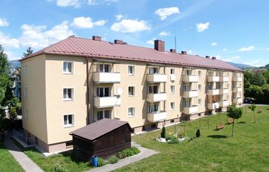 EXKLUZÍVNE | Priestranný 3-izbový byt s vlastným pozemkom v centre mesta | Komenského ulica
