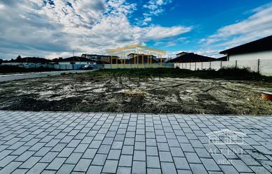 ROŽNÝ STAVEBNÝ POZEMOK (607M2)SO SIEŤAMI V NOVOVYBUDOVANEJ LOKALITE RODINNÝCH DOMOV - MOST PRI BRATISLAVE