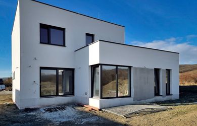 Moderná novostavba s dvojgarážou, veľkým pozemkom a výhľadom na Malé Karpaty