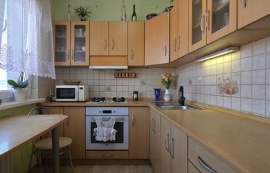 Rezervovaný/Zariadený 2 izbový byt s loggiou a dvoma pivnicami | Centrum Hlohovca – ul. Za Poštou