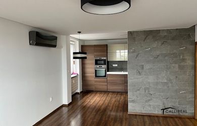 PRIESTRANNÝ 3-IZBOVÝ BYT PO KOMPLETNEJ REKONŠTRUKCII S NÁDHERNÝM VÝHĽADOM – LÍŠČIE NIVY, RUŽINOV