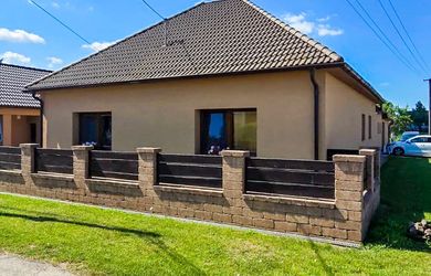 Luxusný rodinný dom s hosťovským domom, bazénom, garážou a nádhernou záhradou v Tekovských Lužanoch