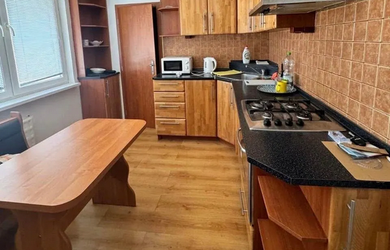 Na prenájom zariadený 3-izbový byt s balkónom v meste Šurany