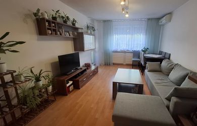 Na predaj pekný, zrekonštruovaný 3. izbový byt s balkónom v obci Smolenice (okr. Trnava).