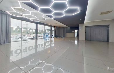 Priestranný obchodný priestor so sklenenými výkladmi a autovýťahom – Domkárska ulica