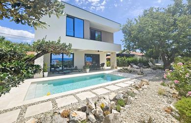 Na prodej nová moderní vila s bazénem a částečným výhledem na moře, ostrov Krk, Chorvatsko