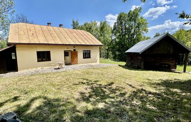 Látky – čarovná chata v nádhernom prírodnom prostredí s dreveničkou a studničkou, pozemok 7104 m2