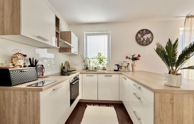 Stačí sa nasťahovať – moderný 2-izbový byt s balkónom a parkovacím miestom