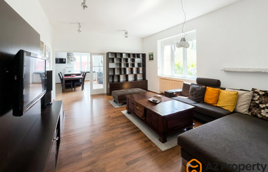 AZ PROPERTY* ponúkame na prenájom elegantný a veľkoryso riešený 3-izbový byt s balkónom situovaný v komornej mestskej vile na Bradlianskej ulici