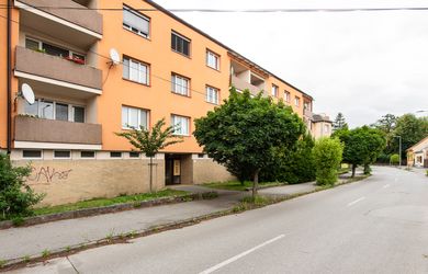 Zariadený zrekonštruovaný 3i byt s garážou na Záhradnej ul. na prenájom