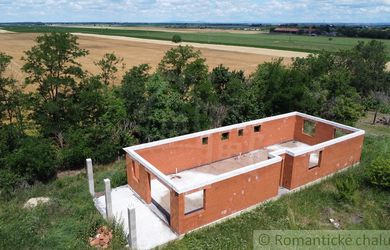 Rozostavaná novostavba na výnimočnom pozemku 1769 m2 v pokojnej obci Pribeta iba 15 minút od Nových Zámkov