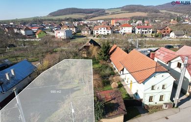 REALISS | STAVEBNÝ POZEMOK 690 m² V OBCI DRIETOMA | PRI CENTRE OBCE | cca 15 MINÚT OD TRENČÍNA