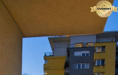 NA PREDAJ priestranný 1-izbový byt s balkónom v tehlovej novostavbe