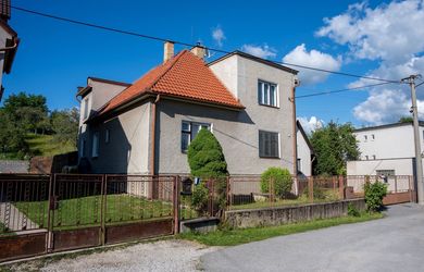 REZERVOVANÉ - RODINNÝ DOM S VEĽKÝM POZEMKOM V POKOJNEJ ČASTI OBCE PORUBA, NA PREDAJ