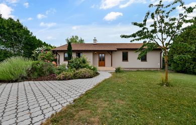Rodinný bungalov s veľkým pozemkom 1 893 m², terasou a súkromím – Trstená na Ostrove