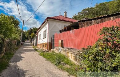 Výnimočná príležistosť v Bernolákove - pôvodný dom s potenciálom novej výstavby na lukratívnej adrese