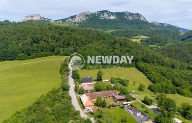 NEWDAY | NA PREDAJ | rekreačný stavebný pozemok (1221 m2) pod Vršatcom s chalupou a plechovým skladom | Horné Dúžavy