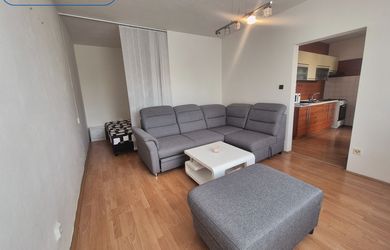 Na predaj 3-izbový byt s loggiou na Saratovskej ulici v Leviciach
