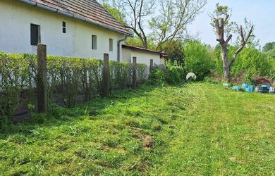 Reality KOMPLEX s.r.o. Vám ponúka na predaj rozľahlý stavebný pozemok o výmere 5 177 m² v obľúbenej rekreačnej oblasti, len pár minút od jazera Balaton