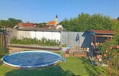 !!! LEN U NÁS!!! Reality KOMPLEX s.r.o. Vám ponúka NA PREDAJ rodinný dom v Kostolných Kračanoch