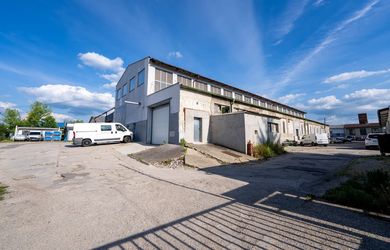 ROZSIAHLA VÝROBNÁ A SKLADOVÁ HALA S MOSTOVÝMI ŽERIAVMI A STRATEGICKOU POLOHOU, NA PREDAJ, PRIEVIDZA