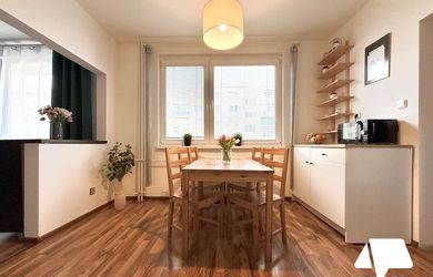REZERVOVANÉ. Predaj, 3 izbový byt - balkón, klimatizácia, Galanta - centrum