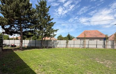 NESVADY | Malý stavebný pozemok, veľká príležitosť – ideálny pre moderné bývanie bez zbytočnej údržby