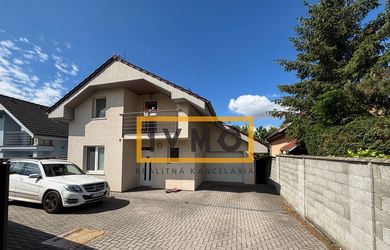 Príjemný 5i RD 180m2, pozemok 480m2, GARÁŽ, Ostružinová ul., BA II-Vrakuňa, KLÍMA, terasa,  tichá, zelená lokalita v zástavbe nových rodinných domov