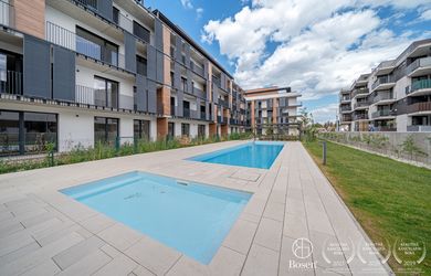 BOSEN | Prenájom 2 izbového bytu s predzáhradkou a bazénom, Špaldová, 80 m2