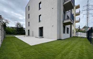 AZ. NA PREDAJ | 2-IZBOVÝ BYT S PREDZÁHRADKOU 49 m², PARKING A KOBKA V CENE | RUŽINOV – ŠTEDRÁ