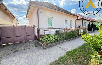 Rezervovaný_Exkluzívne v APEX reality rodinný dom v Lukáčovciach s výhľadom na rybník, 1084 m2