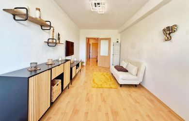 REZERVOVANÝ, VINOHRADY, 1 - IZBOVÝ BYT S BALKÓNOM POD KARPATMI