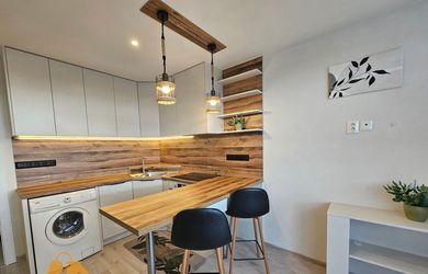 **REZERVOVANÉ ** Moderný, kompletne prerobený 1,5-izbový byt (40m²) s 2 lodžiami (7m²) – PE širšie centrum - Špičková lokalita pre aktívny život