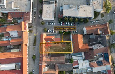 Investičná nehnuteľnosť s 26 izbami priamo na pešej zóne v centre Hlohovca.