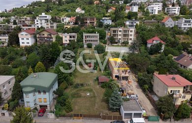SVOBODA & WILLIAMS | 113722 | Stavebný pozemok s právoplatným povolením na výstavbu domu s výmerou 925 m²