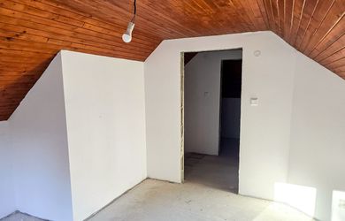 CHATA S POZEMKOM 8 031 M², VLASTNÝM JAZIERKOM A KÚSKOM LESA