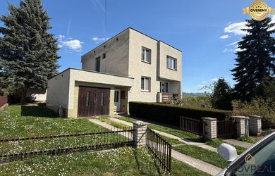 Priestranný dvojgeneračný rodinný dom v tichej lokalite obce Lutila