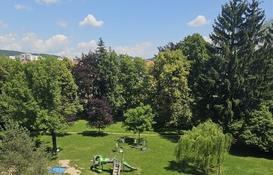 Priestranný 2-izbový byt 65 m² v centre Púchova s balkónom, parkovaním a možnosťou 3 izieb