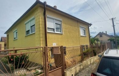 Kvalitný rodinný dom s obývateľným zvýšeným suterénom aj pre 2 rodiny v Topoľníkoch