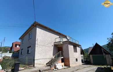 Na predaj rodinný dom s dvomi bytmi v Novej Bani