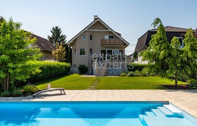 Úžasný 7i dom 388m2, bazén, krb, dvojgaráž, krásna záhrada 806m2