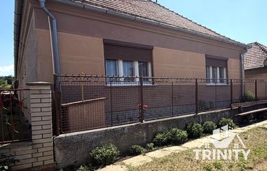 Na predaj 5-izbový tehlový rodinný dom v obci Strekov