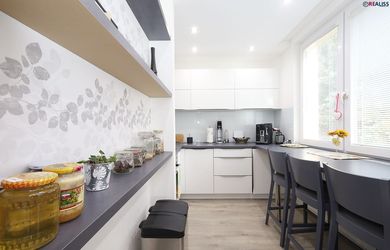 Rezervované - REALISS - MODERNE ZREKONŠTRUOVANÝ A ČIASTOČNE ZARIADENÝ 2-IZBOVÝ BYT S POTENCIÁLOM 3 IZIEB V BÁNOVCIACH NAD BEBRAVOU