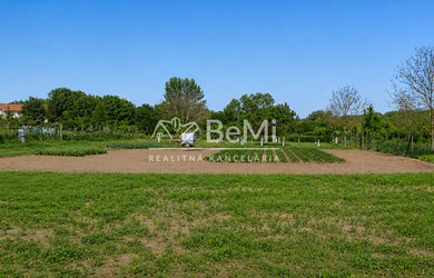 Predaj, Stavebný pozemok  v centre obce Bory–1 098 m² (045-14-SIHA)