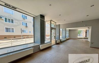 Na predaj prízemné obchodné priestory 175,5 m2 v centre mesta