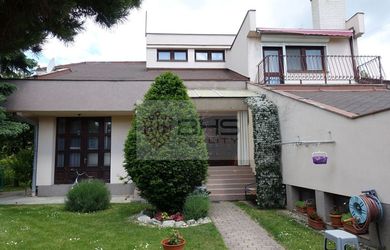 PREDAJ – dva rodinné domy, 7-izb. a 2-izb., v Dunajskej Lužnej, pozemok 966 m2, možnosť viacgeneračného bývania, vhodné aj na podnikanie
