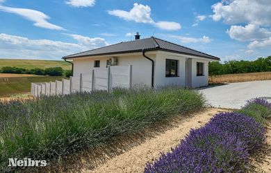 Neibrs | Moderný 4-izbový rodinný dom s veľkou terasou a panoramatickým výhľadom na prírodu – Pastuchov