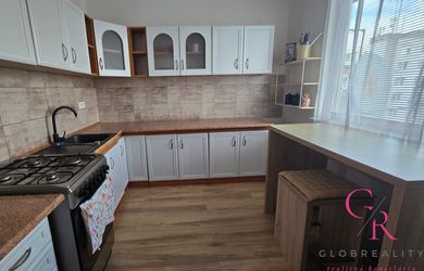 REZERVOVANÝ Priestranný 2-izbový byt s balkónom, murovaným jadrom a krásnym výhľadom – stačí sa nasťahovať!