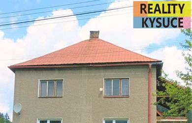 Priestranný rodinný dom s veľkým pozemkom v Klokočove