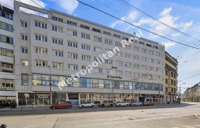 Obchodný priestor typu mezanín s výkladom v centre mesta na Štúrovej ulici